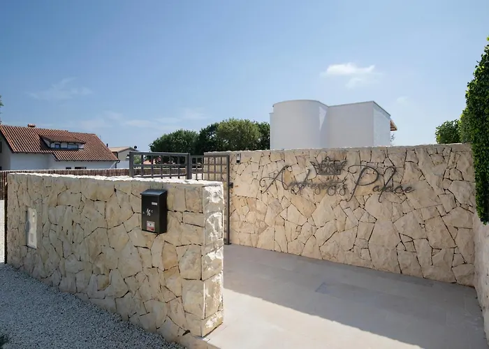Andresitas Palace - Tropical Castle With Rooftop Terrace Villa Bale