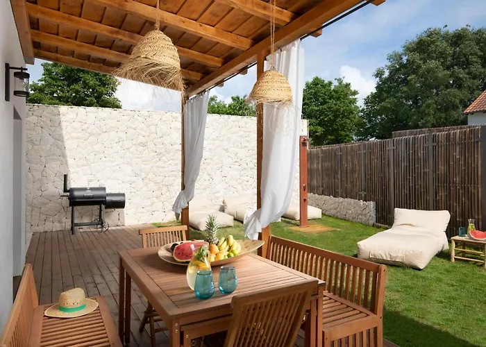 Andresitas Palace - Tropical Castle With Rooftop Terrace Bale